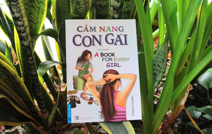 Sách Cẩm Nang Con Gái. Tác giả Violeta Babíc