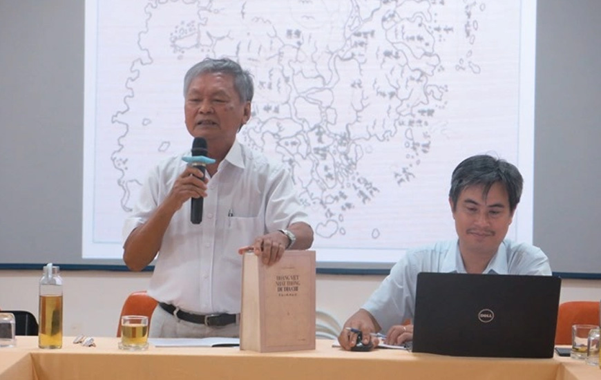 Nhà nghiên cứu Phan Đăng (trái) giới thiệu sách Hoàng Việt nhất thống dư địa chí. Ảnh: Minh Hiền/Báo Thừa Thiên Huế