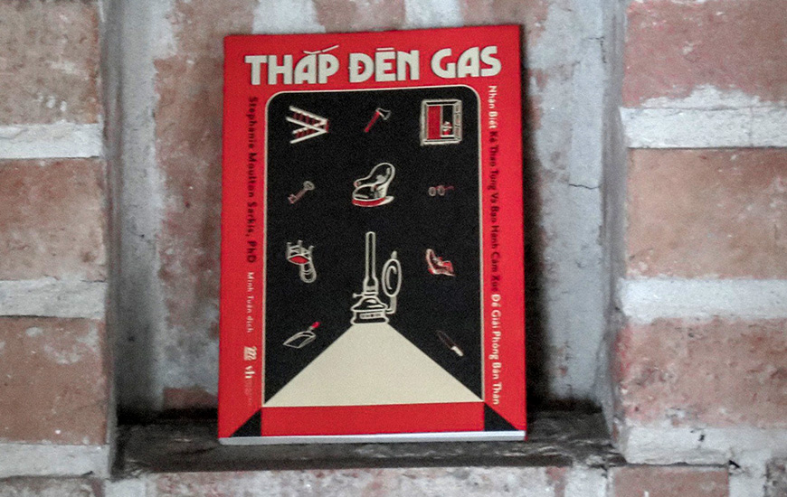 Thắp Đèn Gas - Nhận Biết Kẻ Thao Túng Và Bạo Hành Cảm Xúc Để Giải Phóng Bản Thân - Stephanie Moulton Sarkis, PhD